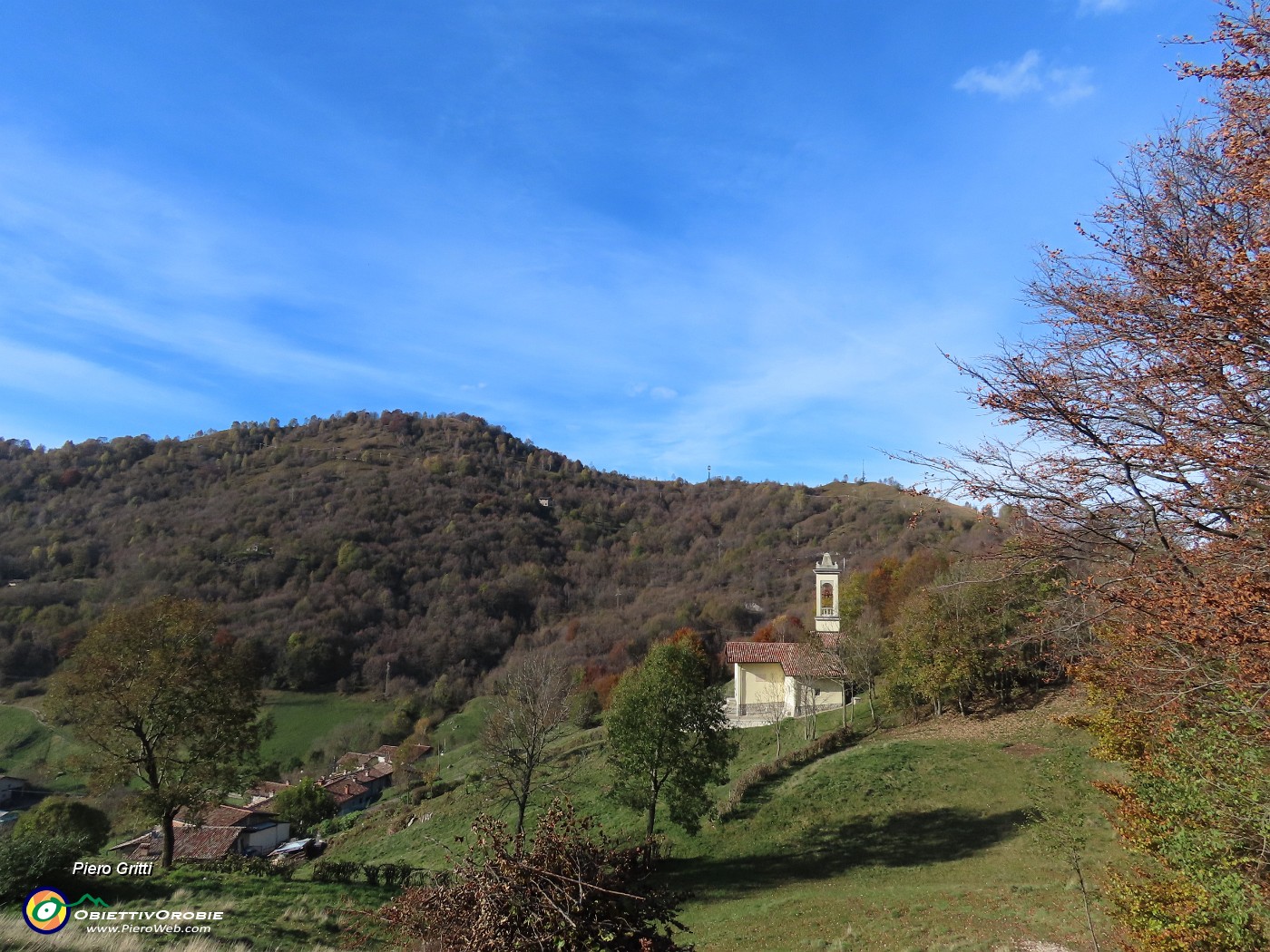 07 La chiesa di S. Barnaba e Salmezza con vista in Corna Bianca.JPG